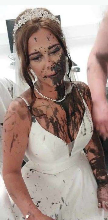 عروسة بطلاء أسود